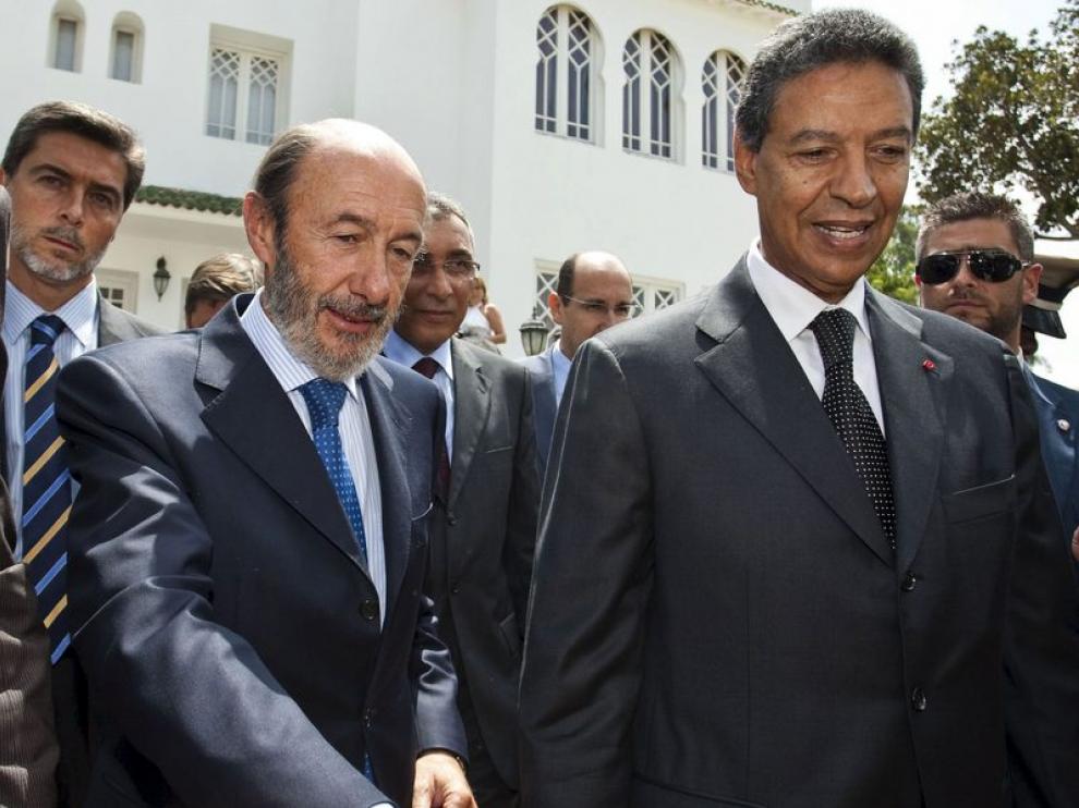 Rubalcaba (i), junto a su homólogo marroquí