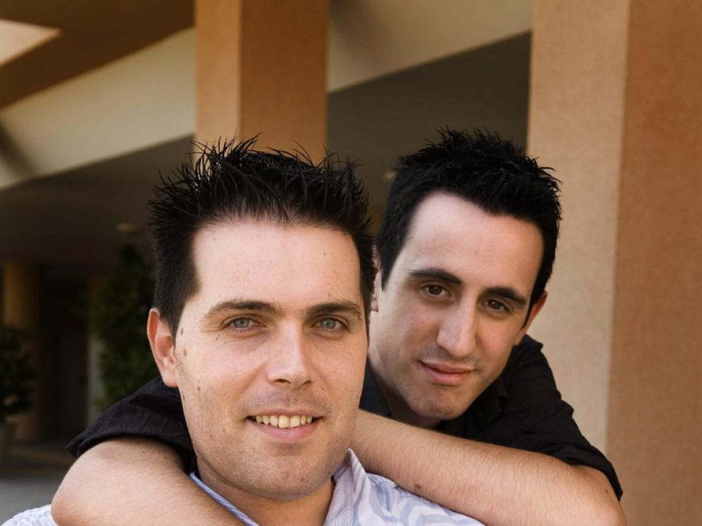 Alberto Linero Marchena (i) junto a su pareja