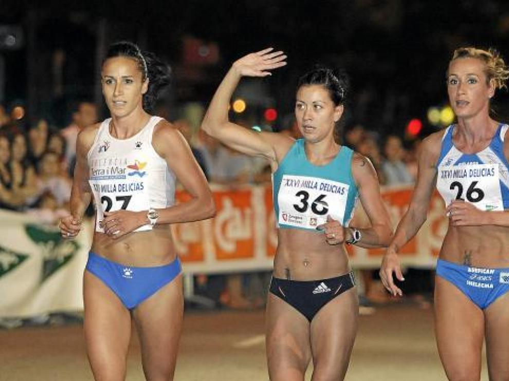 Podio femenino -Iris Fuentes-Pila, Isabel Macías y Zulema Fuentes-Pila- de la pasada Milla de Las Delicias.
