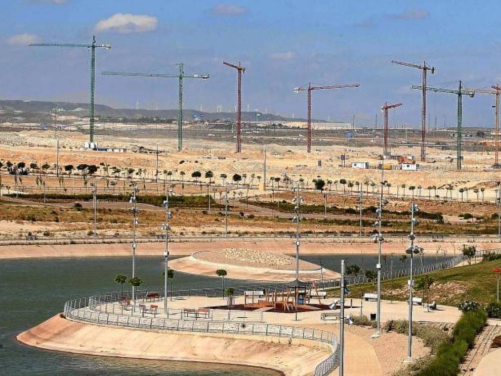 Al fondo, las primeras grúas de las obras de edificación de viviendas del barrio de Arcosur.