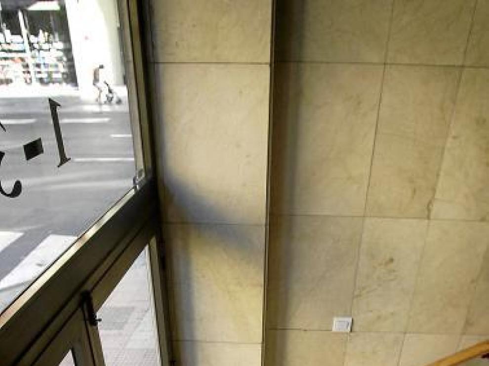 Los heridos dejaron un rastro de sangre por todo el portal.