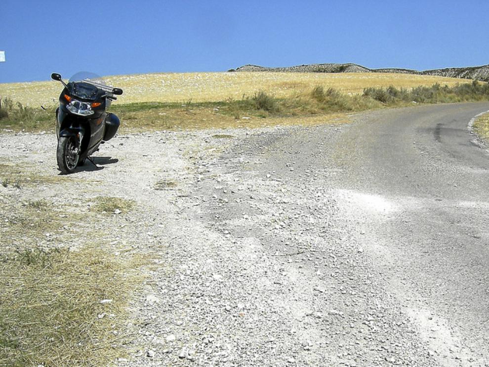 En algunas calzadas hay gravilla y baches sin señalizar