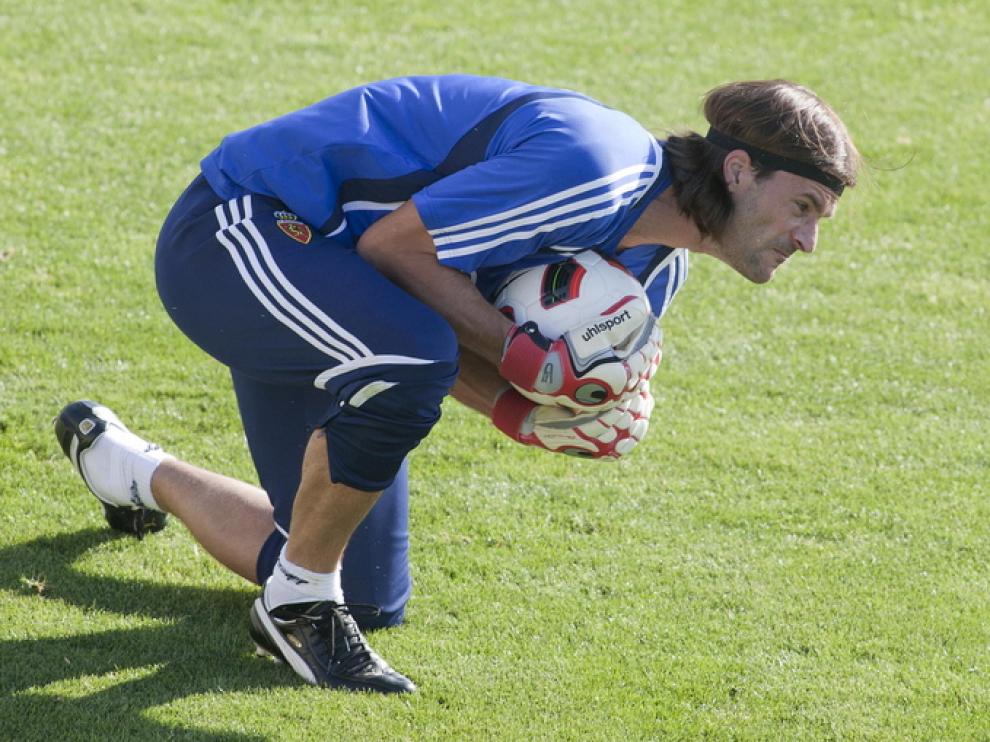 Leo Franco controla el balón con las manos durante un entrenamiento.