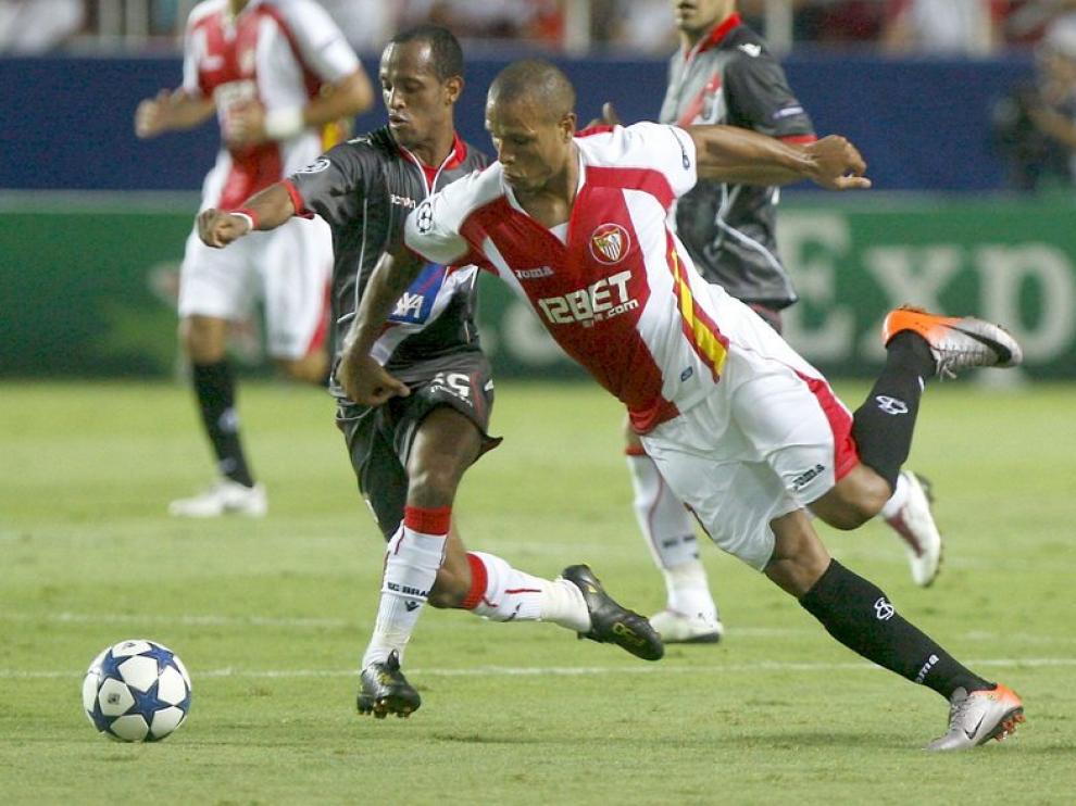 Luis Fabiano trata de controlas un balón.