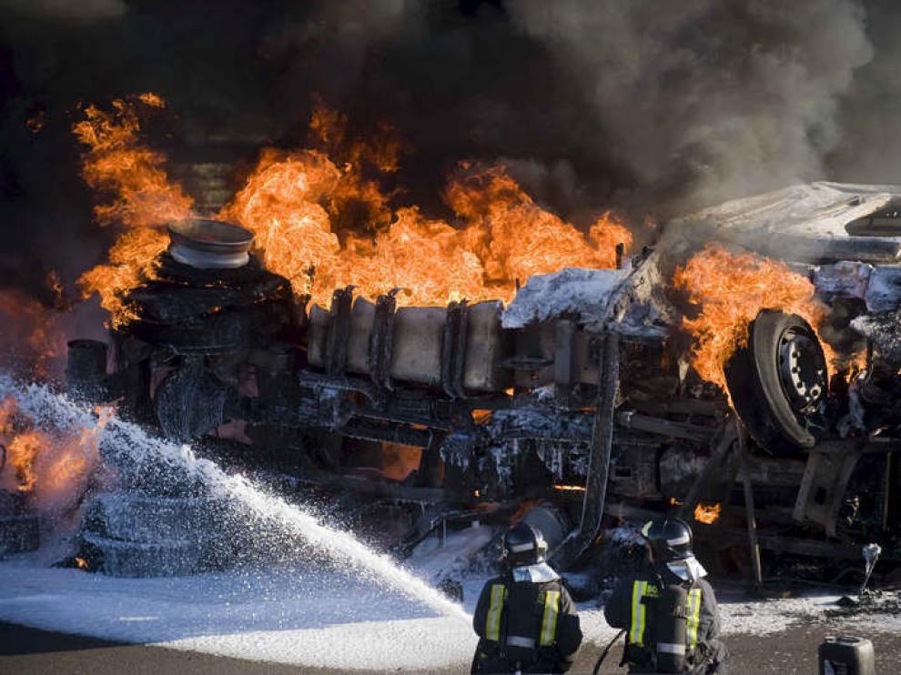 Integrantes del cuerpo de Bomberos luchan por sofocar el incendio.