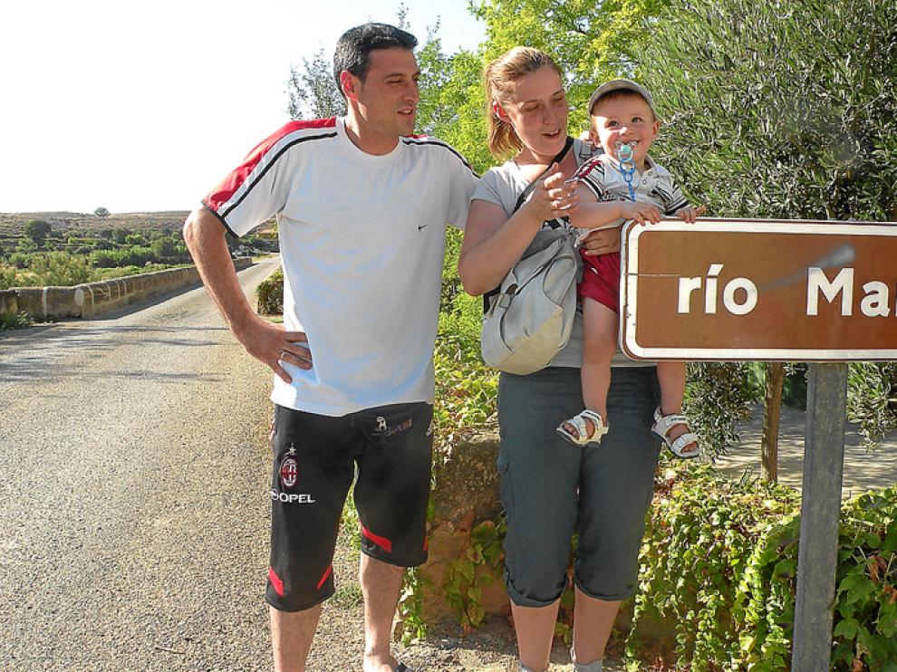 El matrimonio formado por Emiliano Pérez y Zuriñe Muñoz, junto a su hijo, llegó ayer a Castelnou.