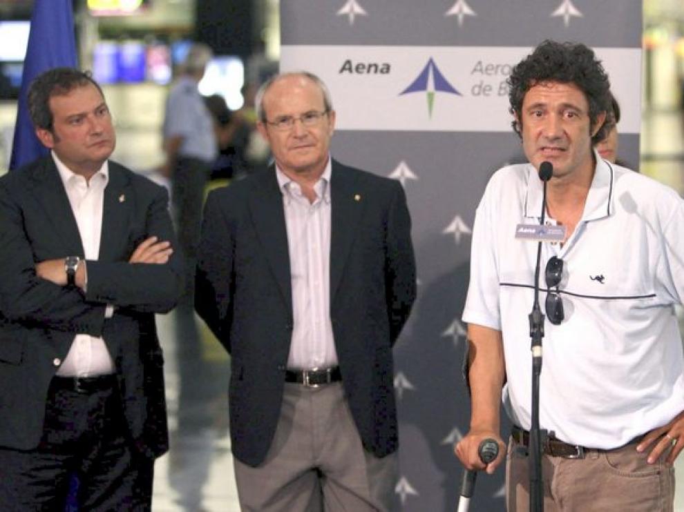 Vilalta se dirige a los medios a su llegada a El Prat, junto al alcalde de Barcelona, el presidente de la Generalitat y su compañero de cautiverio, Roque Pascual