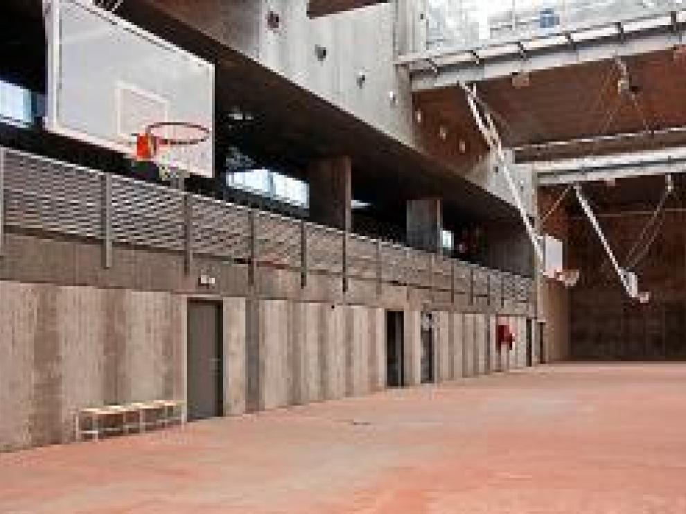 Las inundaciones. Las marcas grises de la pista polideportiva denotan las recientes inundaciones que provocaron las goteras.