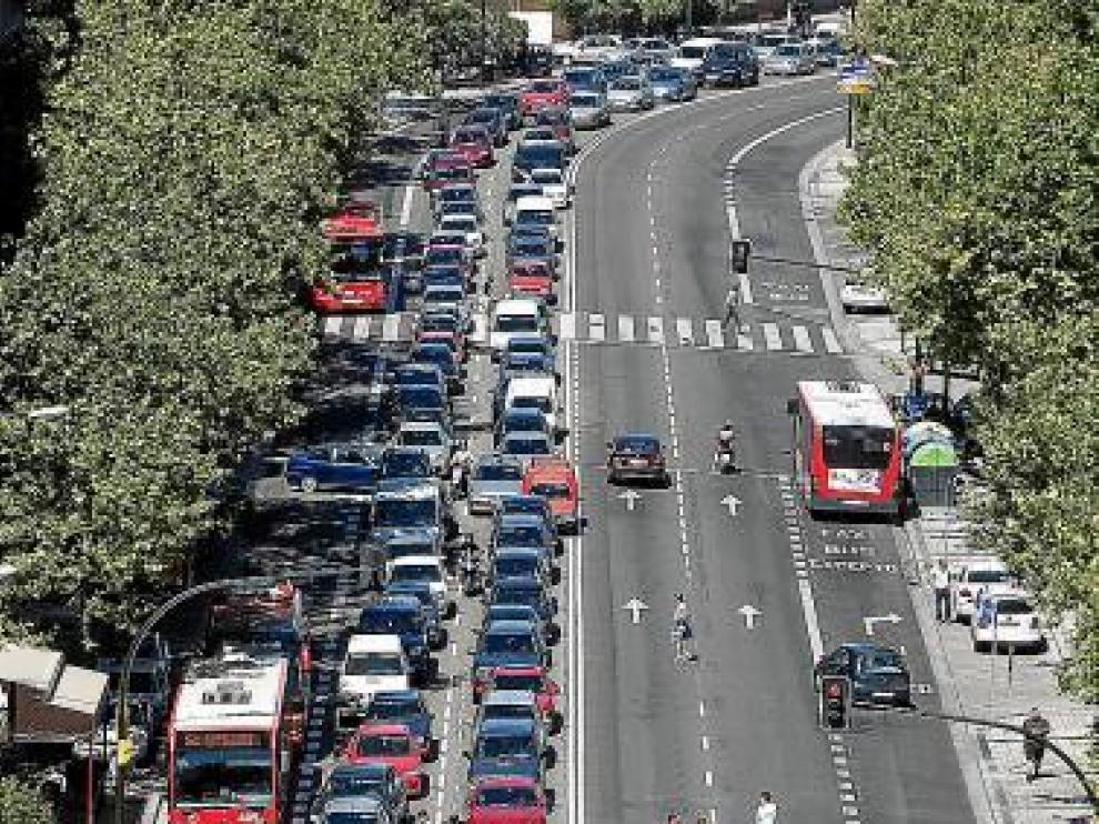 Un atasco en el paseo de Pamplona ayer por la mañana.
