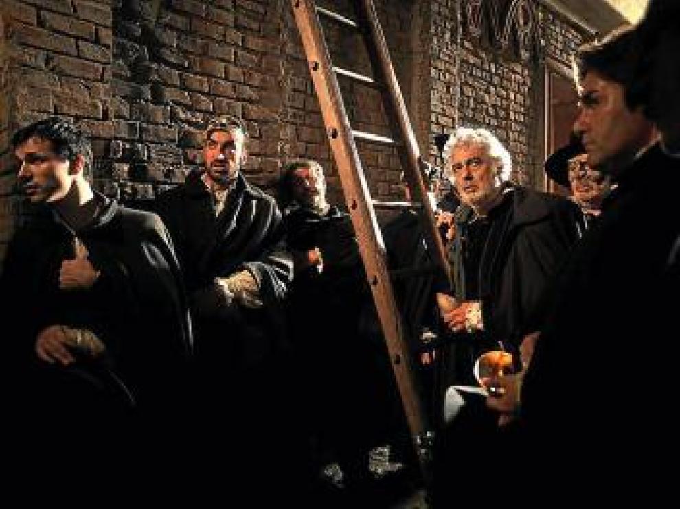 Plácido Domingo (junto a la escalera), en 'Rigoletto'.