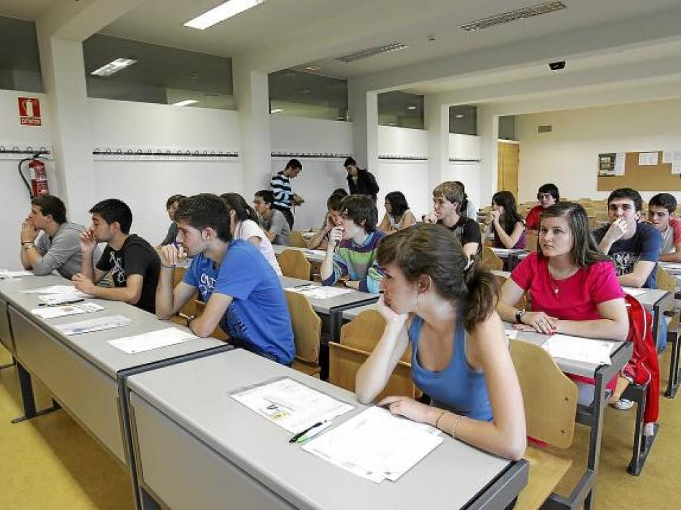Alumnos de Huesca, poco antes de empezar la prueba de Selectividad de junio.