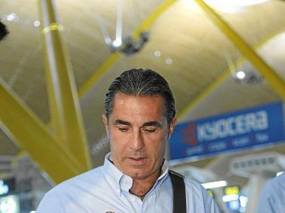 Scariolo, el seleccionador español, en el aeropuerto de Barajas.
