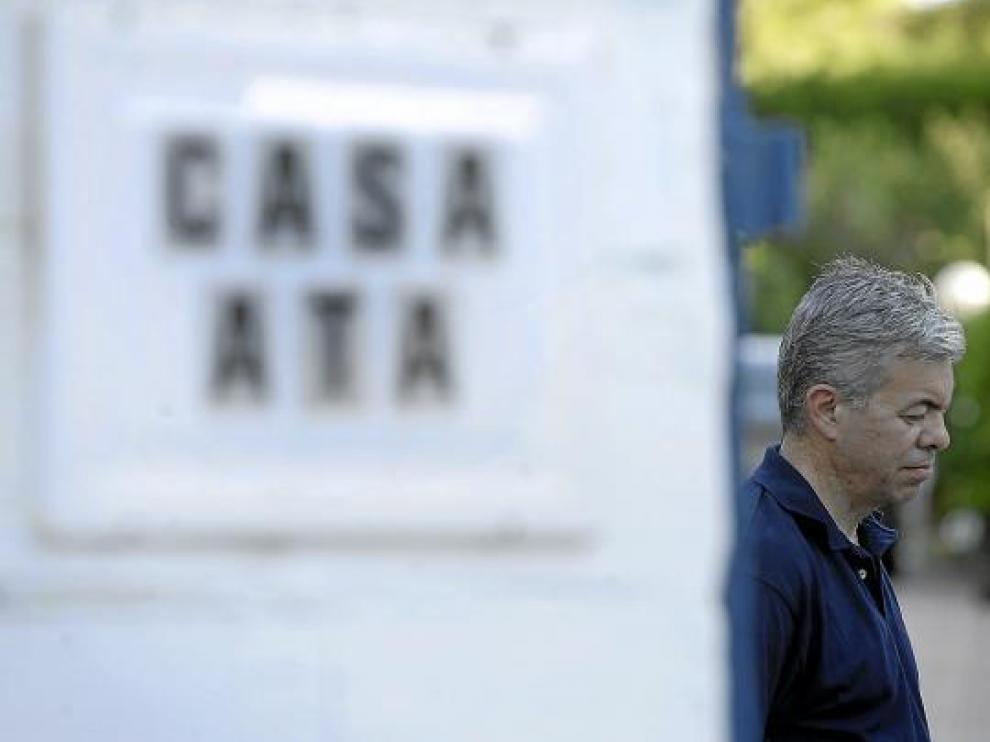 Uno de los amigos del fallecido a las puertas de la casa de Cuarte.