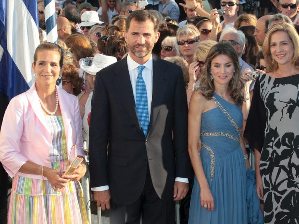 El príncipe Felipe y su esposa posan junto a la Infanta Elena y a la Infanta Cristina