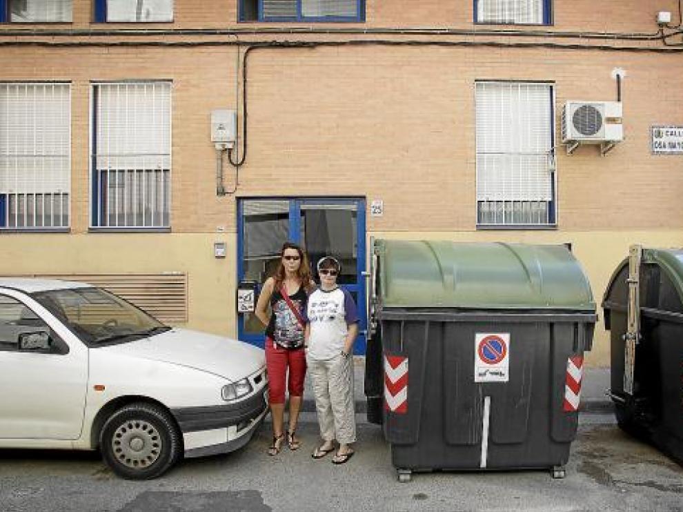 Yolanda Oliveros (a la izquierda) y Yolanda Andrés piden que se trasladen los contenedores.