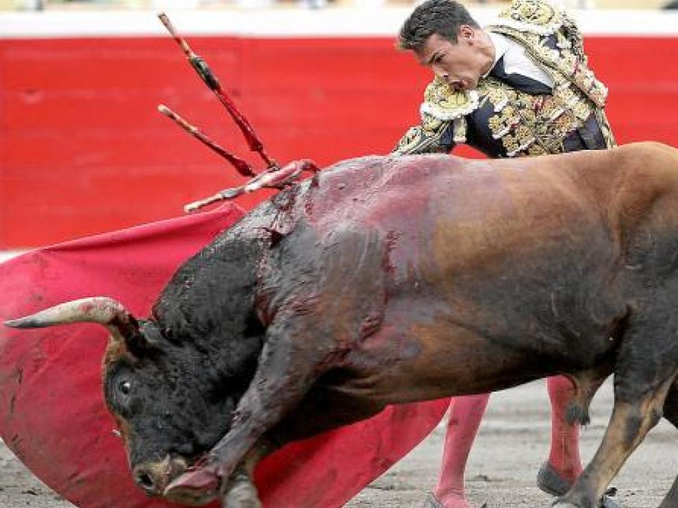José María Manzanares da un paso al segundo toro de su lote.