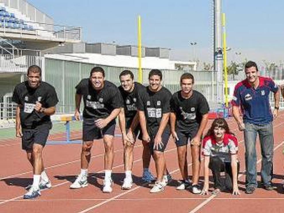 La plantilla y el cuerpo técnico del Multicaja Fábregas Sport, ayer en las pistas del Centro Aragonés del Deporte en el Actur.
