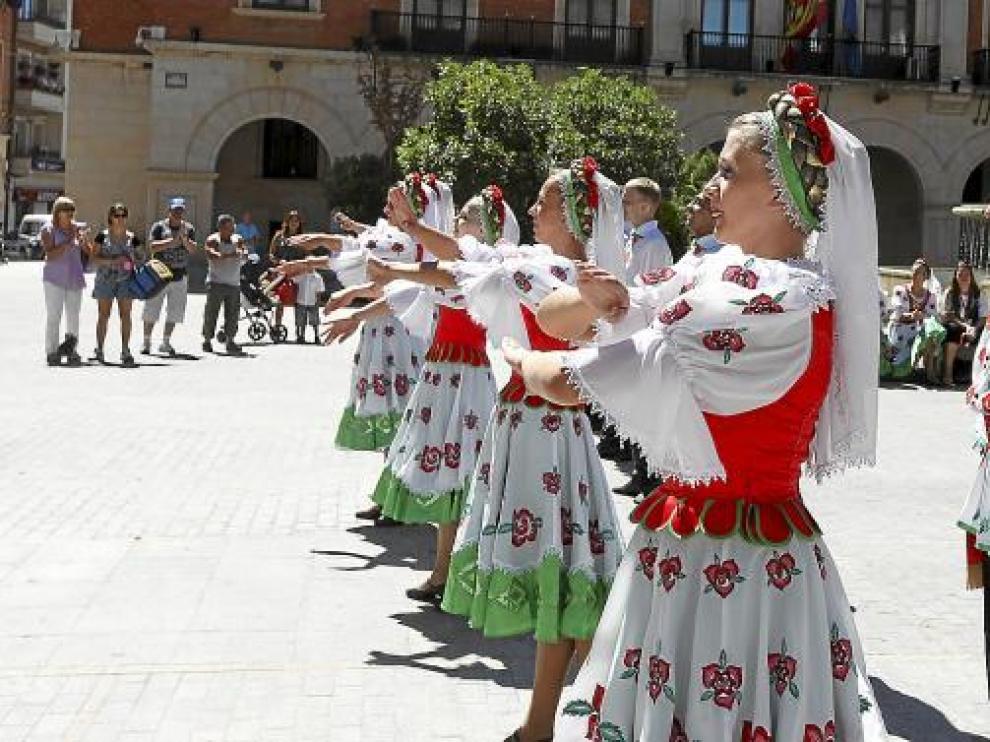 La Muestra de Folclore de Teruel se inauguró con el desfile del grupo bielorruso.