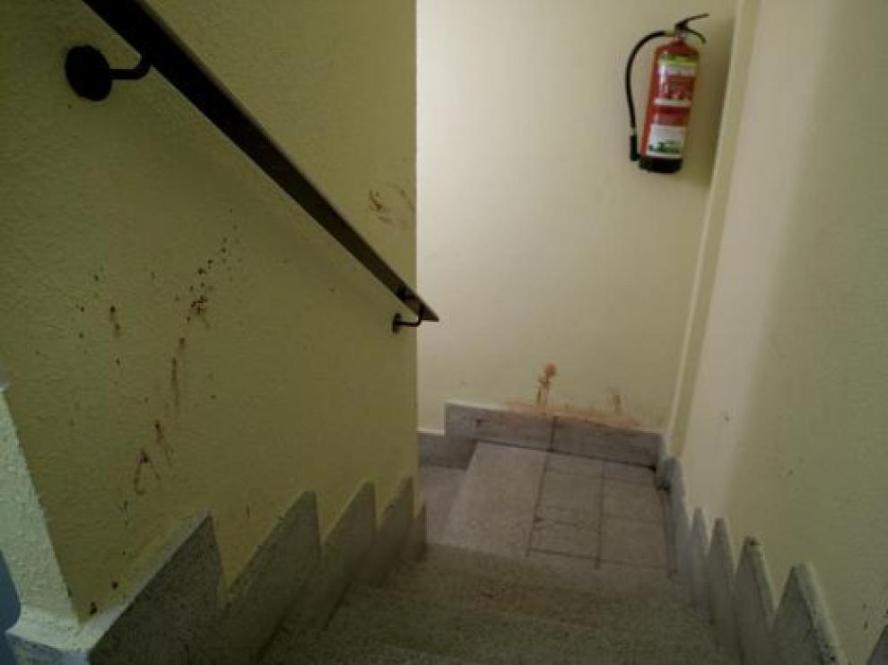 Ayer al mediodía todavía quedaban restos de sangre en las escaleras de la vivienda.