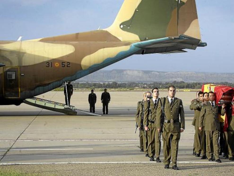 El féretro llegó ayer a la base aérea de Zaragoza sobre las siete y media de la tarde.