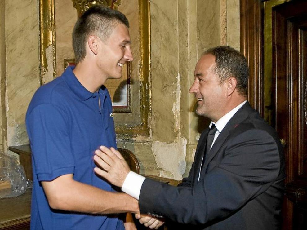 Adam Pinter saluda a Agapito Iglesias en la sacristía de la Basílica del Pilar, ayer durante el acto de la ofrenda.