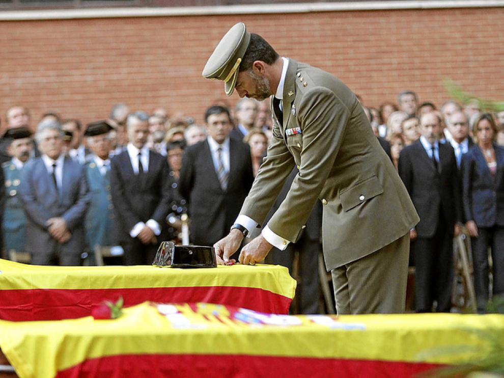 El Príncipe impone a título póstumo la medalla al mérito militar con distintivo rojo a los fallecidos