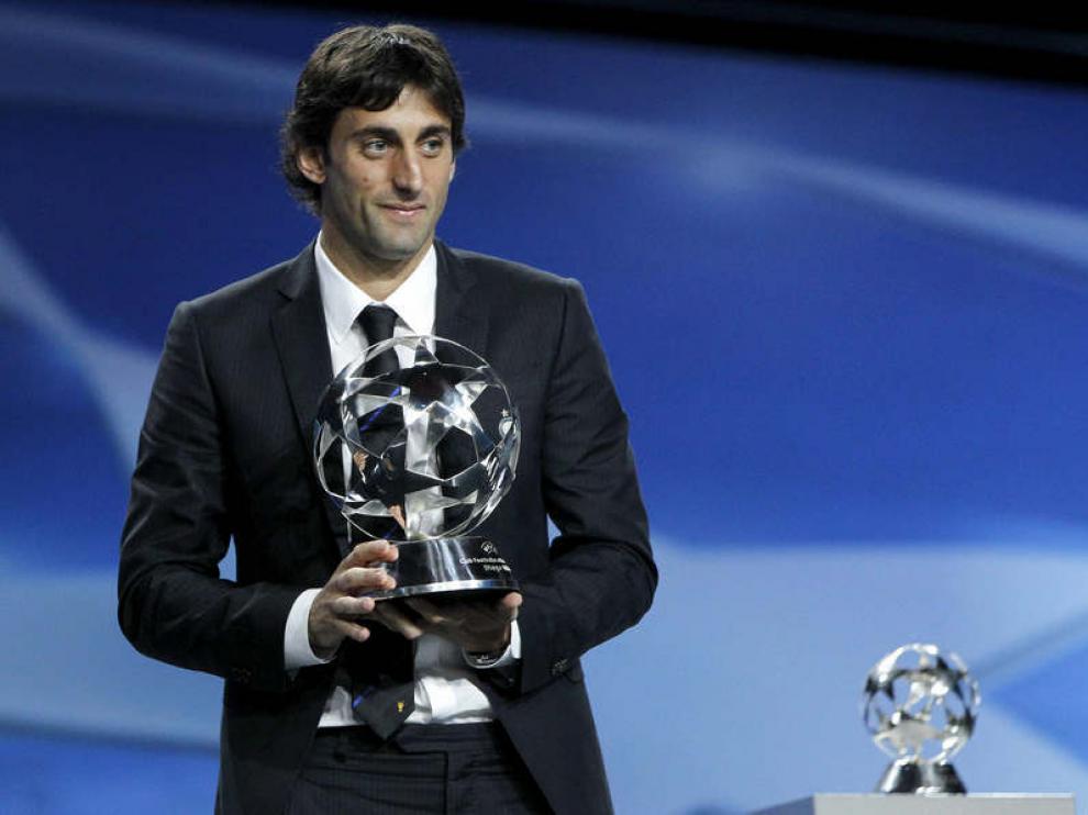 Milito junto al trofeo.