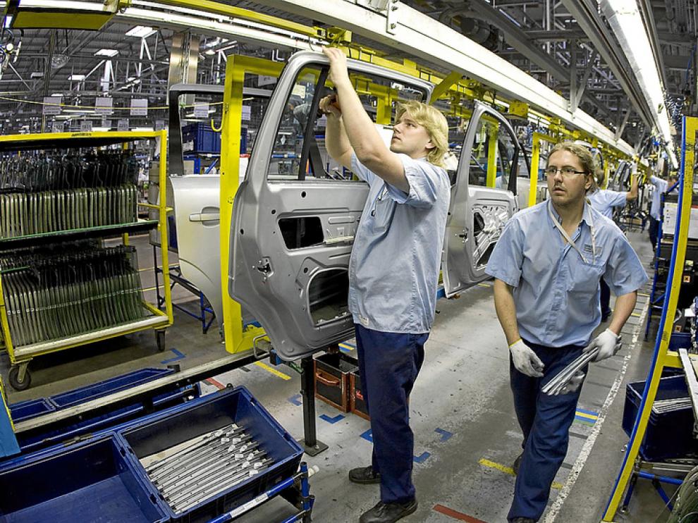 Imagen de archivo de operarios de la factoría de General Motors en Gliwice (Polonia)