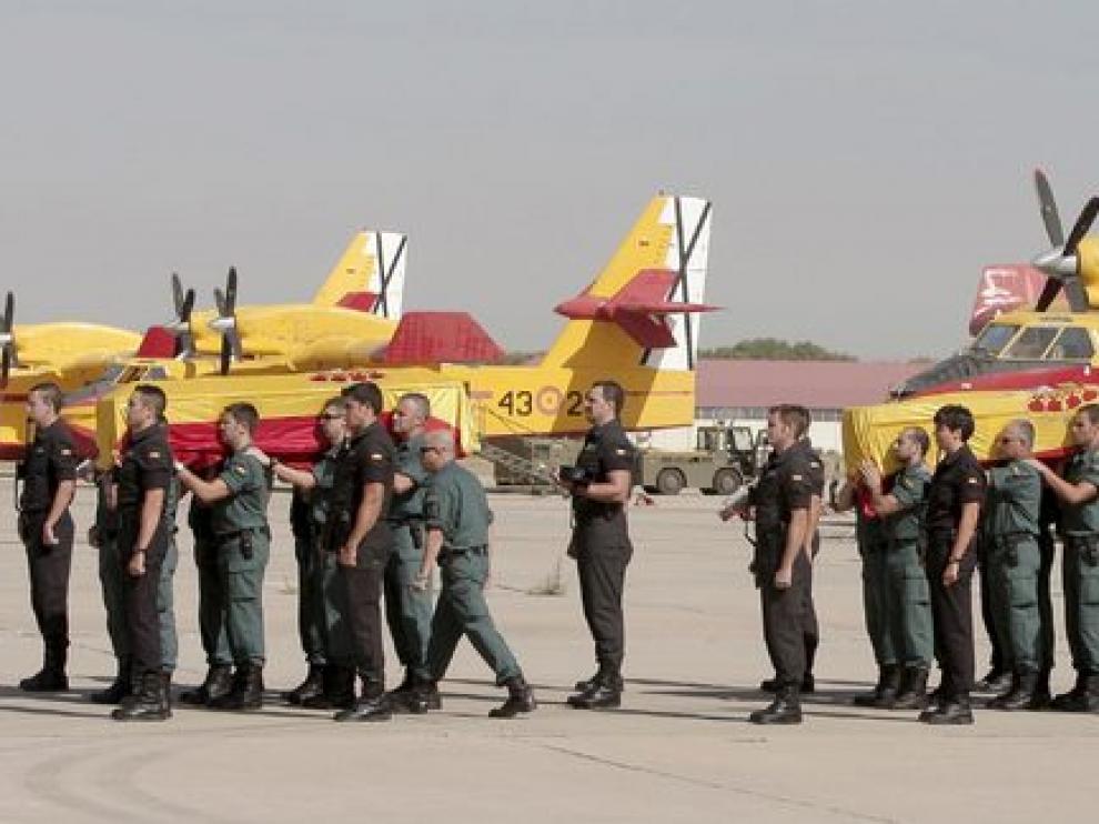 Llegada de los tres cadáveres al aeropuerto de Torrejón de Ardoz