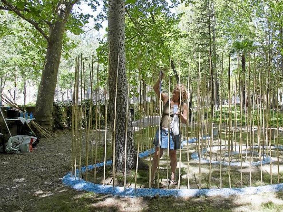 Margó Venegas es la autora de una espiral elaborada con tutores de bambú decorados con pintura.