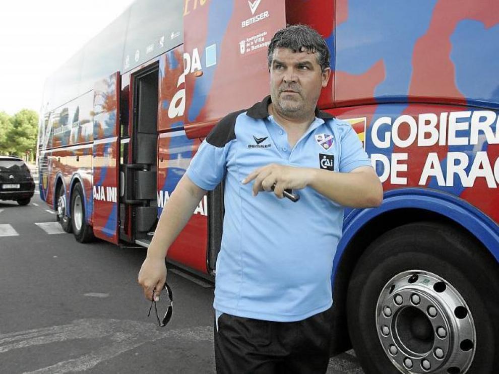 Onésimo, ayer antes de introducirse en el autobús del Huesca.