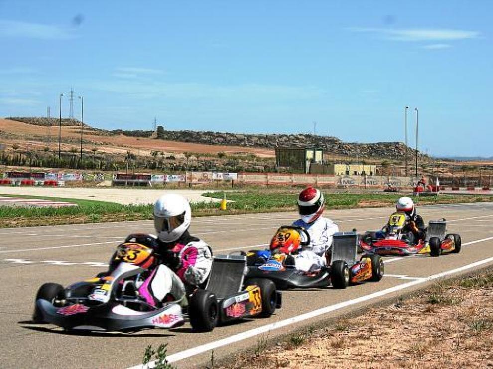 Los pilotos desfilaron ayer sobre el asfalto de Motorland.
