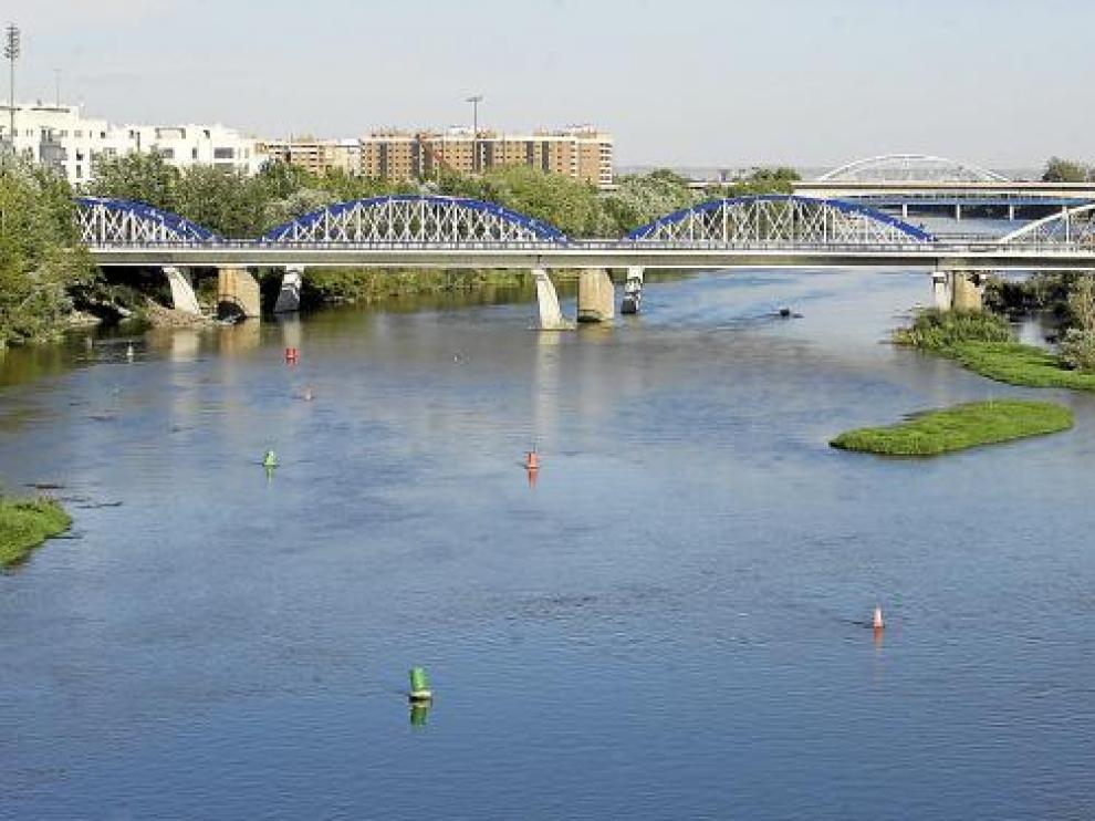 La próxima semana concluirá de pintarse de blanco y azul el puente de Hierro.