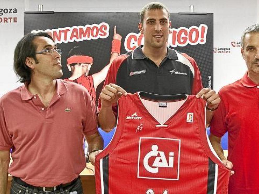 Aguilar, entre Willy Villar y José Luis Abós.