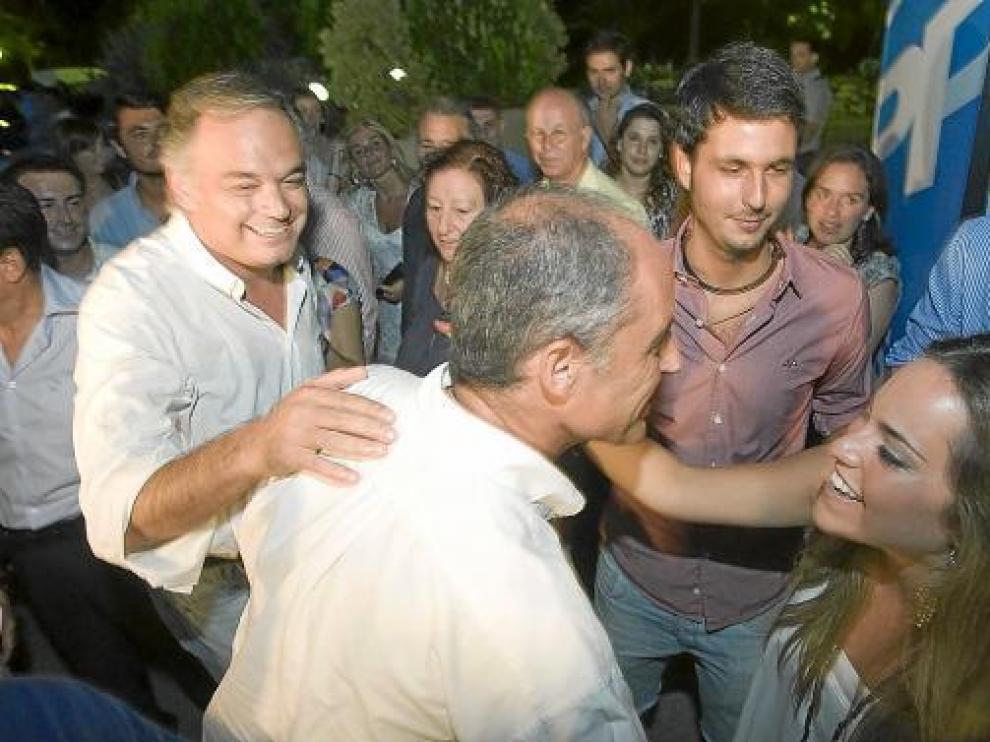 Camps saluda a una simpatizante a su llegada a la cena, en presencia de González-Pons.