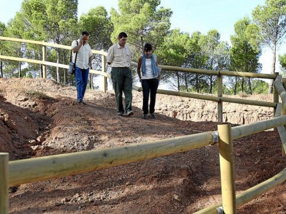 Los concejales Lucía Gómez y José Antonio Sánchez -a la izquierda-, recorrieron los nuevos senderos.