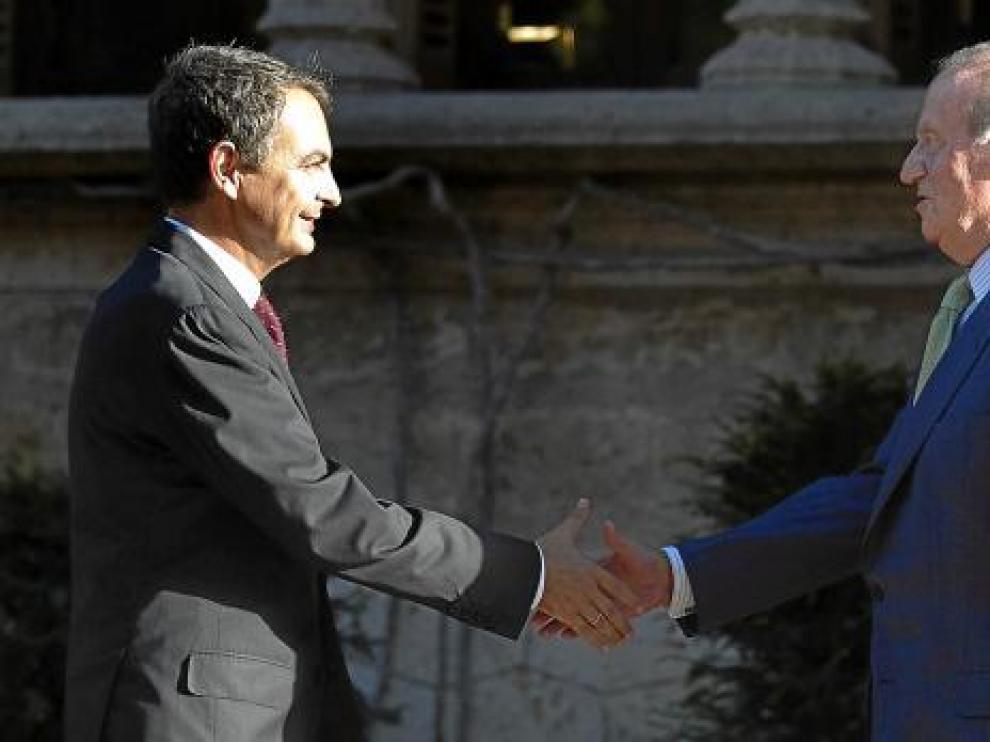El Rey y Rodríguez Zapatero se saludan antes de la reunión de ayer en el palacio de Marivent.