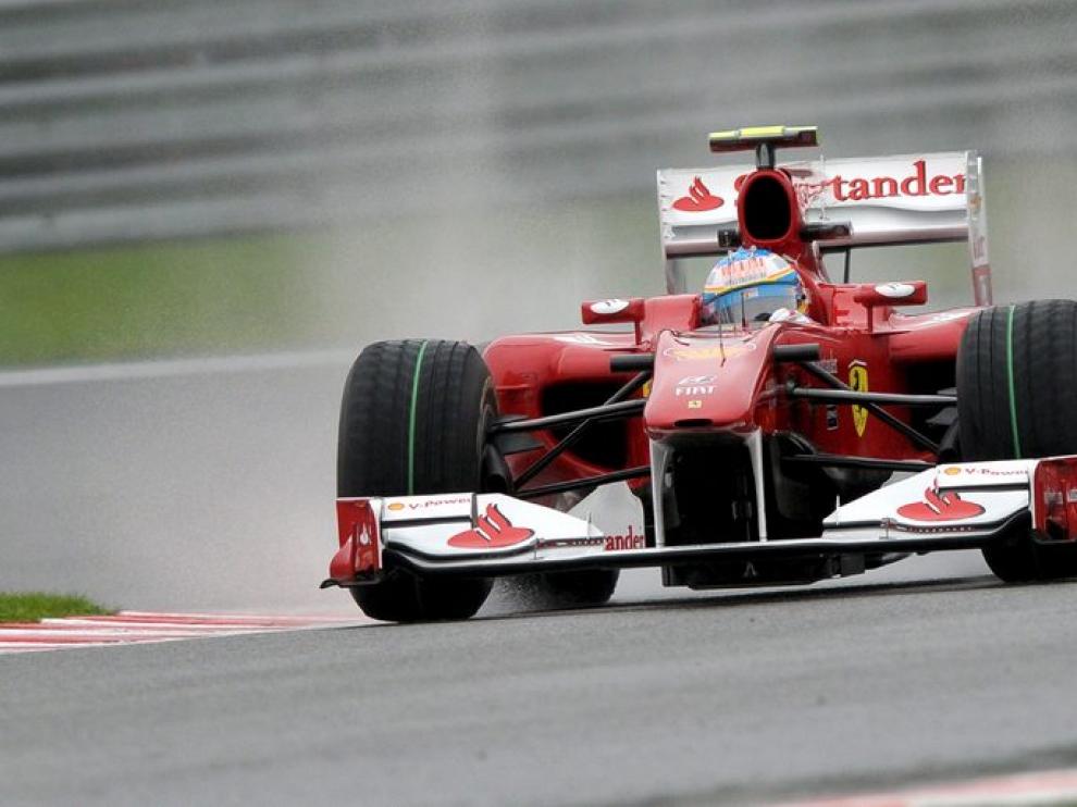 Alonso sobre el asflato mojado.