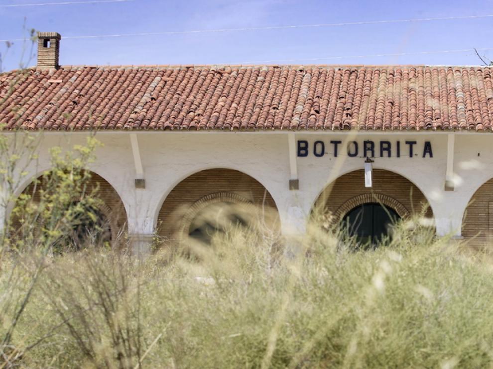 El terreno sobre el que estaban colocadas las vías de la estación de Botorrita está ahora cubierto de matojos. El inmueble ha sido alquilado por un colectivo que pretende dar allí cursos de cocina