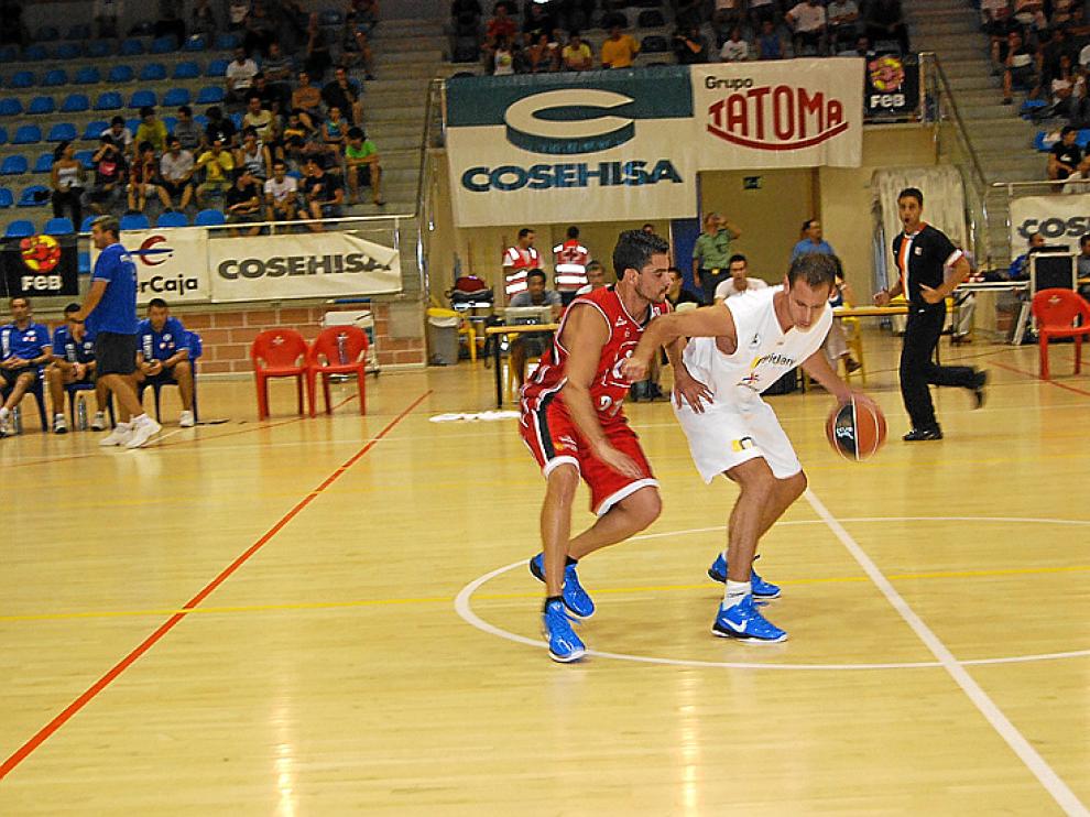 Riera defiende a Llompart.