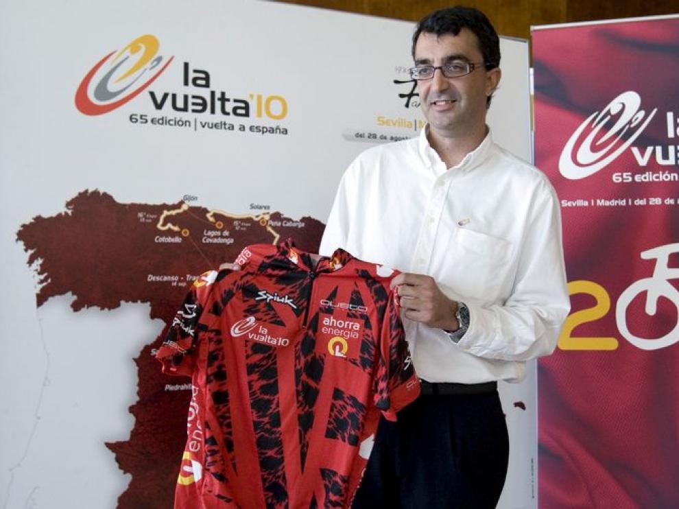 Javier guillén, director de la Vuelta, muestra el nuevo maillot.