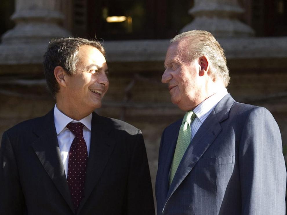 Zapatero y el Rey posando ante los fotógrafos