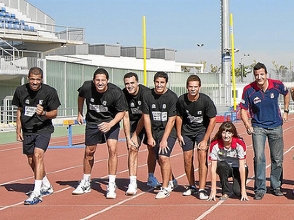 La plantilla y el cuerpo técnico del Multicaja Fábregas Sport, ayer en las pistas del Centro Aragonés del Deporte en el Actur.