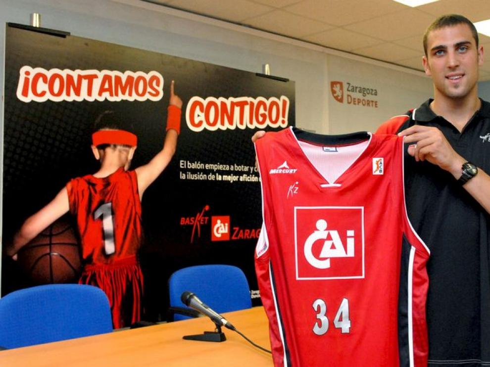 Aguilar con su nueva camiseta.