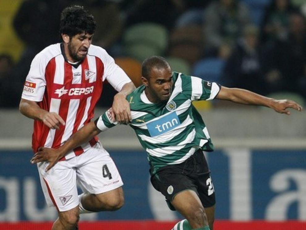 Pongolle pugna por un balón.