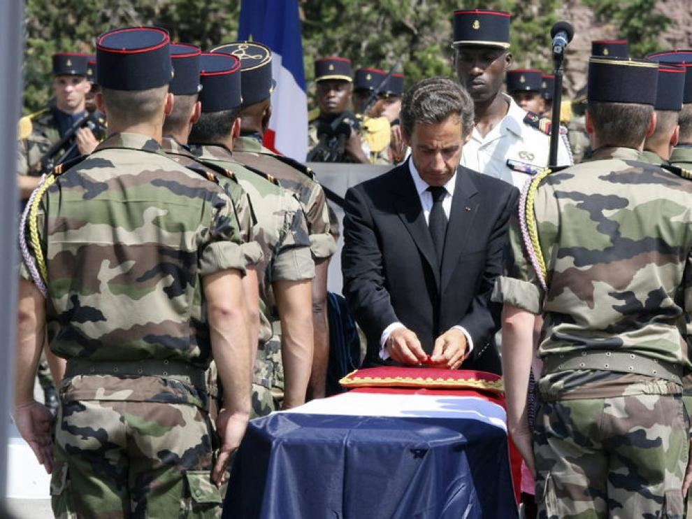 Sarkozy ante el féretro de un soldado francés.