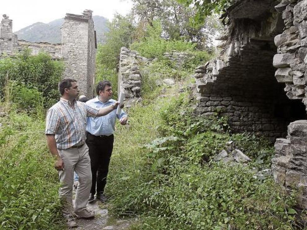 Foto de archivo del alcalde de Fiscal con uno de los técnicos del plan especial de Jánovas.