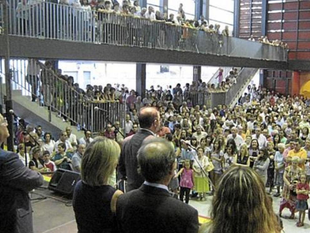 El presidente de la DPZ, Javier Lambán (adelantado, de espaldas), asistió ayer a la inauguración.