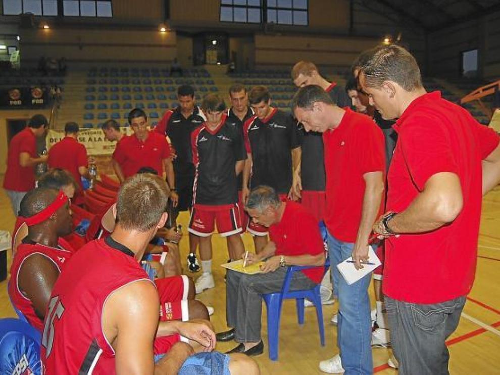 Abós da instrucciones a sus hombres en un tiempo muerto del primer amistoso.