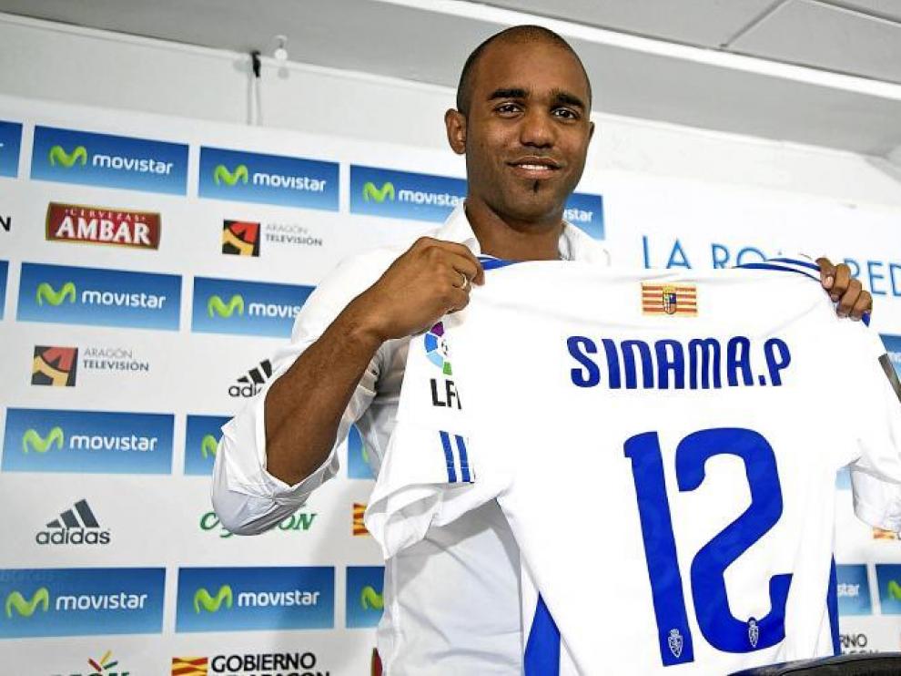 El delantero francés posó ayer con su nueva camiseta tras su presentación como jugador zaragocista.